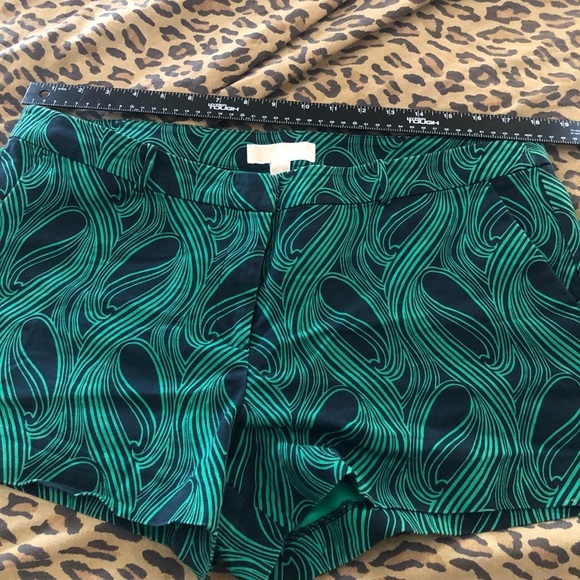 Micheal Kors size 14 green print shorts flat front with stretch - Picture 4 of 6